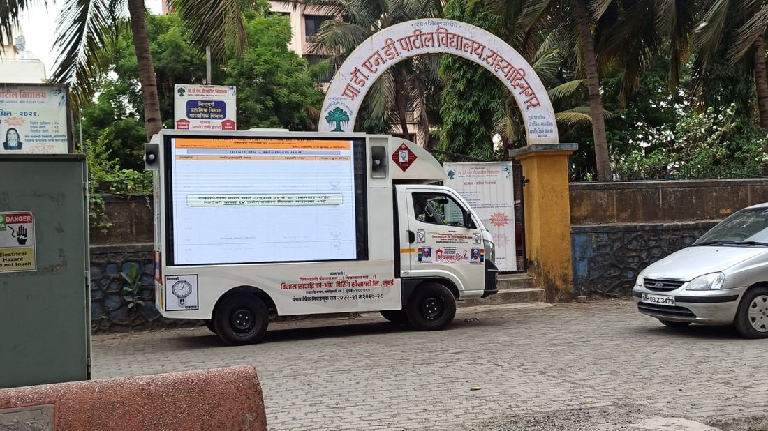 High-brightness mobile LED screen van